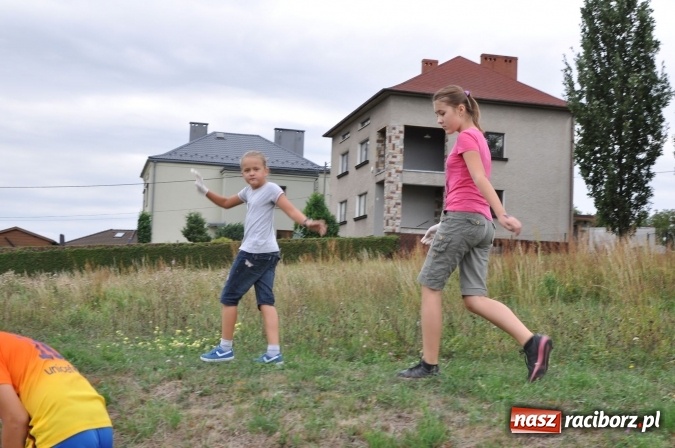 Zdjęcie w galerii na portalu naszraciborz.pl: Wyprawa - poprawa - uczniowie osiemnastki sprzątali świat wiadomości z regionu