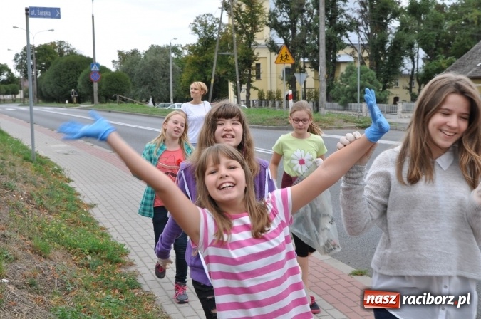 Zdjęcie w galerii na portalu naszraciborz.pl: Wyprawa - poprawa - uczniowie osiemnastki sprzątali świat wiadomości z regionu