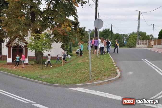 Zdjęcie w galerii na portalu naszraciborz.pl: Wyprawa - poprawa - uczniowie osiemnastki sprzątali świat wiadomości z regionu