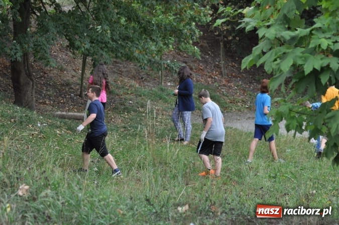 Zdjęcie w galerii na portalu naszraciborz.pl: Wyprawa - poprawa - uczniowie osiemnastki sprzątali świat wiadomości z regionu