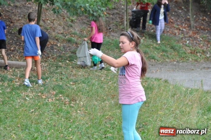 Zdjęcie w galerii na portalu naszraciborz.pl: Wyprawa - poprawa - uczniowie osiemnastki sprzątali świat wiadomości z regionu