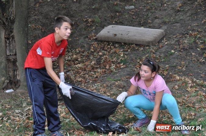 Zdjęcie w galerii na portalu naszraciborz.pl: Wyprawa - poprawa - uczniowie osiemnastki sprzątali świat wiadomości z regionu