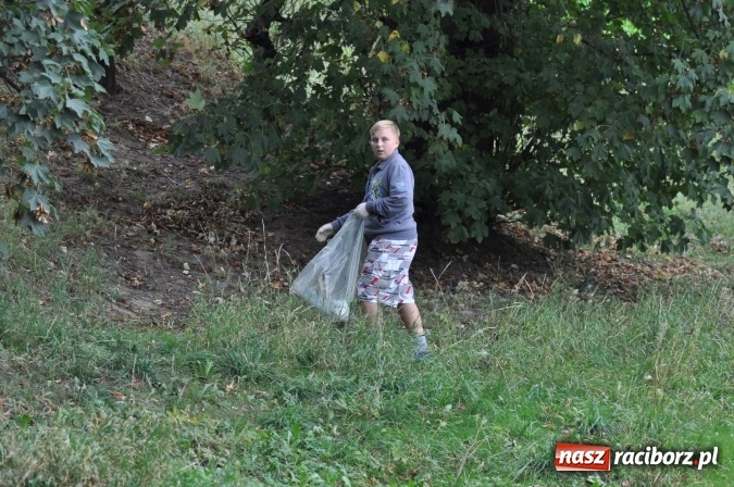 Zdjęcie w galerii na portalu naszraciborz.pl: Wyprawa - poprawa - uczniowie osiemnastki sprzątali świat wiadomości z regionu