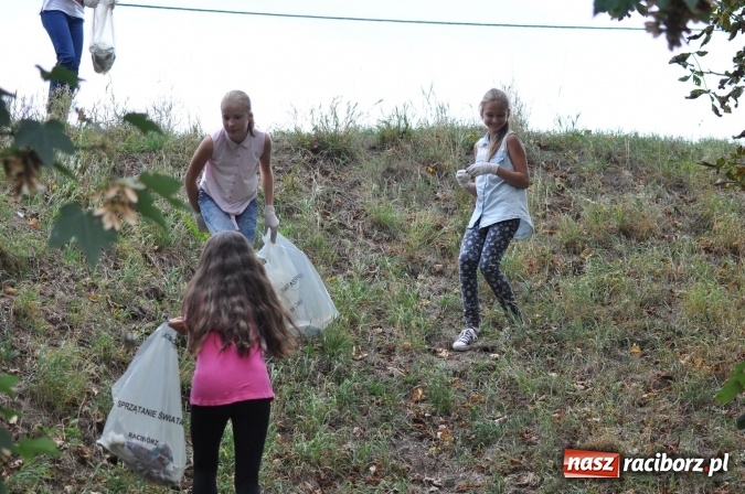 Zdjęcie w galerii na portalu naszraciborz.pl: Wyprawa - poprawa - uczniowie osiemnastki sprzątali świat wiadomości z regionu