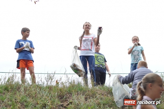 Zdjęcie w galerii na portalu naszraciborz.pl: Wyprawa - poprawa - uczniowie osiemnastki sprzątali świat wiadomości z regionu