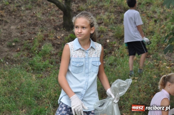Zdjęcie w galerii na portalu naszraciborz.pl: Wyprawa - poprawa - uczniowie osiemnastki sprzątali świat wiadomości z regionu