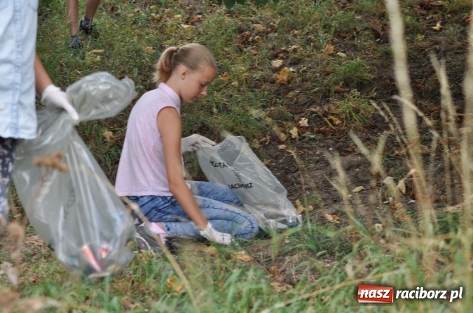 Zdjęcie w galerii na portalu naszraciborz.pl: Wyprawa - poprawa - uczniowie osiemnastki sprzątali świat wiadomości z regionu