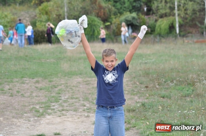Zdjęcie w galerii na portalu naszraciborz.pl: Wyprawa - poprawa - uczniowie osiemnastki sprzątali świat wiadomości z regionu