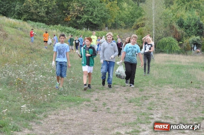 Zdjęcie w galerii na portalu naszraciborz.pl: Wyprawa - poprawa - uczniowie osiemnastki sprzątali świat wiadomości z regionu