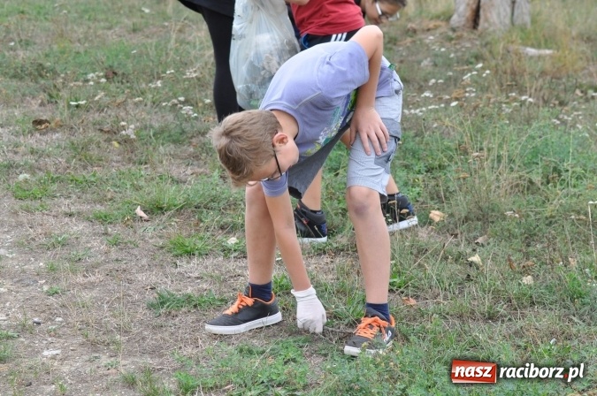 Zdjęcie w galerii na portalu naszraciborz.pl: Wyprawa - poprawa - uczniowie osiemnastki sprzątali świat wiadomości z regionu