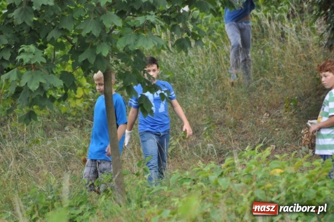 Zdjęcie w galerii na portalu naszraciborz.pl: Wyprawa - poprawa - uczniowie osiemnastki sprzątali świat wiadomości z regionu