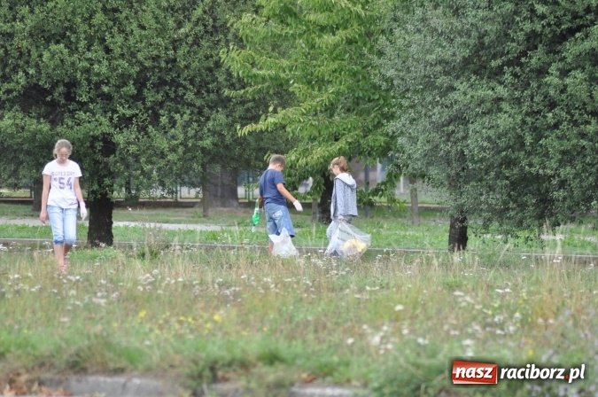 Zdjęcie w galerii na portalu naszraciborz.pl: Wyprawa - poprawa - uczniowie osiemnastki sprzątali świat wiadomości z regionu