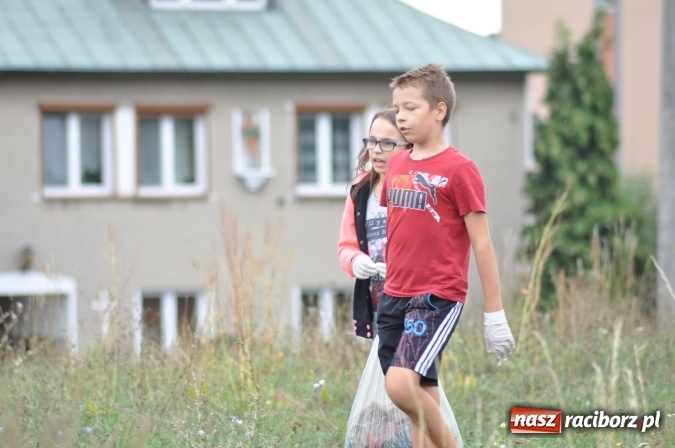 Zdjęcie w galerii na portalu naszraciborz.pl: Wyprawa - poprawa - uczniowie osiemnastki sprzątali świat wiadomości z regionu