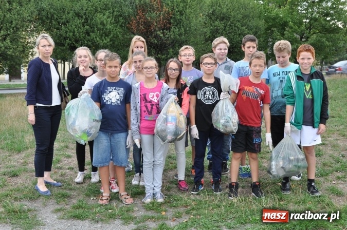 Zdjęcie w galerii na portalu naszraciborz.pl: Wyprawa - poprawa - uczniowie osiemnastki sprzątali świat wiadomości z regionu