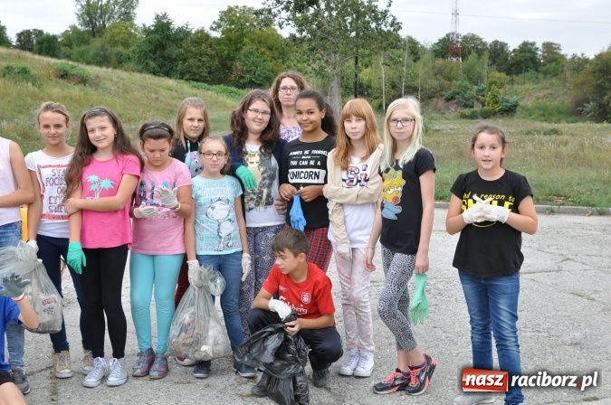 Zdjęcie w galerii na portalu naszraciborz.pl: Wyprawa - poprawa - uczniowie osiemnastki sprzątali świat wiadomości z regionu