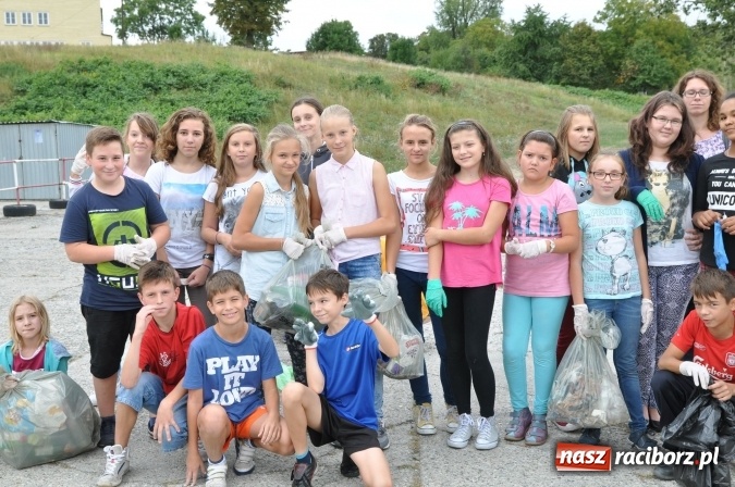 Zdjęcie w galerii na portalu naszraciborz.pl: Wyprawa - poprawa - uczniowie osiemnastki sprzątali świat wiadomości z regionu
