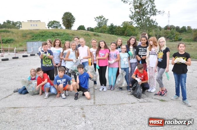 Zdjęcie w galerii na portalu naszraciborz.pl: Wyprawa - poprawa - uczniowie osiemnastki sprzątali świat wiadomości z regionu