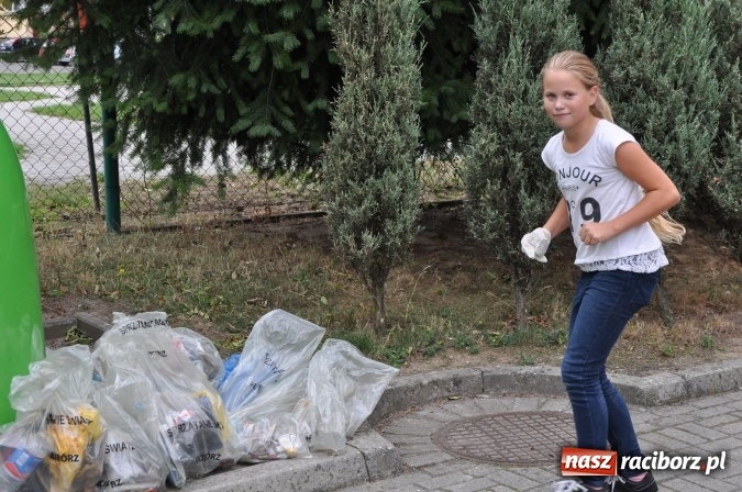 Zdjęcie w galerii na portalu naszraciborz.pl: Wyprawa - poprawa - uczniowie osiemnastki sprzątali świat wiadomości z regionu