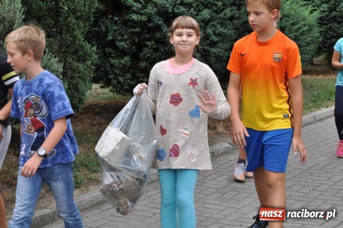 Zdjęcie w galerii na portalu naszraciborz.pl: Wyprawa - poprawa - uczniowie osiemnastki sprzątali świat wiadomości z regionu