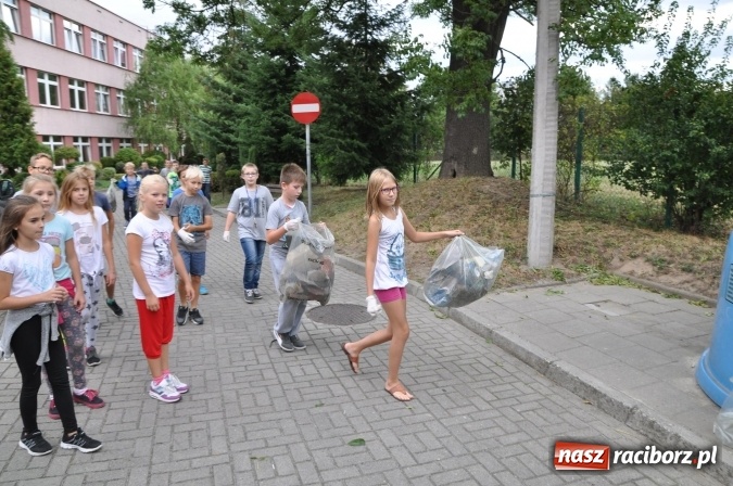 Zdjęcie w galerii na portalu naszraciborz.pl: Wyprawa - poprawa - uczniowie osiemnastki sprzątali świat wiadomości z regionu