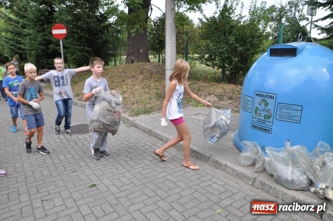 Zdjęcie w galerii na portalu naszraciborz.pl: Wyprawa - poprawa - uczniowie osiemnastki sprzątali świat wiadomości z regionu