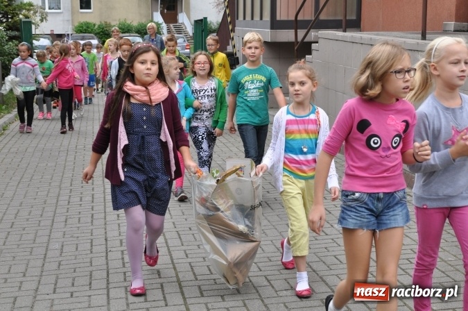 Zdjęcie w galerii na portalu naszraciborz.pl: Wyprawa - poprawa - uczniowie osiemnastki sprzątali świat wiadomości z regionu