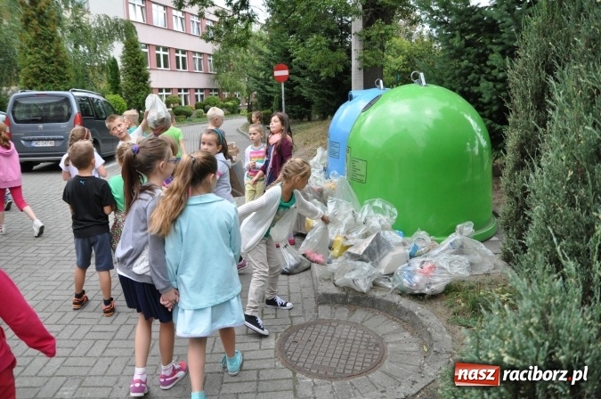 Zdjęcie w galerii na portalu naszraciborz.pl: Wyprawa - poprawa - uczniowie osiemnastki sprzątali świat wiadomości z regionu