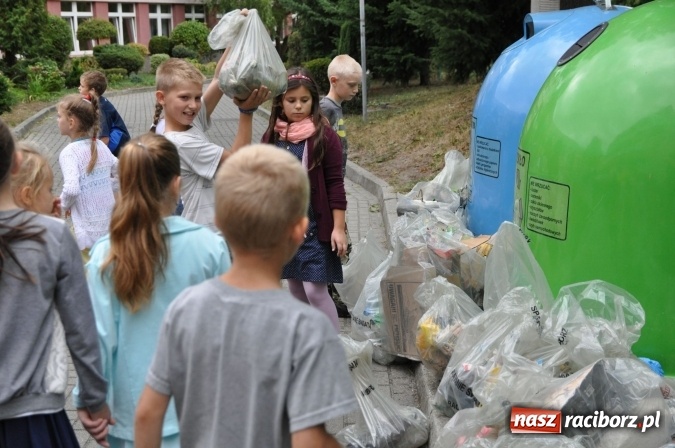 Zdjęcie w galerii na portalu naszraciborz.pl: Wyprawa - poprawa - uczniowie osiemnastki sprzątali świat wiadomości z regionu