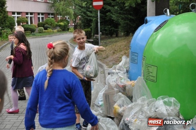 Zdjęcie w galerii na portalu naszraciborz.pl: Wyprawa - poprawa - uczniowie osiemnastki sprzątali świat wiadomości z regionu