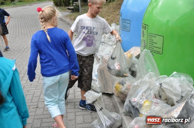 Zdjęcie w galerii na portalu naszraciborz.pl: Wyprawa - poprawa - uczniowie osiemnastki sprzątali świat wiadomości z regionu