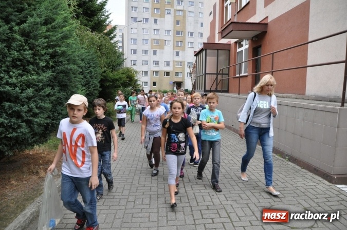 Zdjęcie w galerii na portalu naszraciborz.pl: Wyprawa - poprawa - uczniowie osiemnastki sprzątali świat wiadomości z regionu