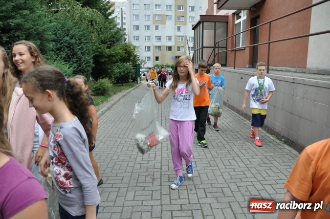 Zdjęcie w galerii na portalu naszraciborz.pl: Wyprawa - poprawa - uczniowie osiemnastki sprzątali świat wiadomości z regionu