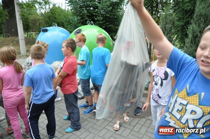 Zdjęcie w galerii na portalu naszraciborz.pl: Wyprawa - poprawa - uczniowie osiemnastki sprzątali świat wiadomości z regionu