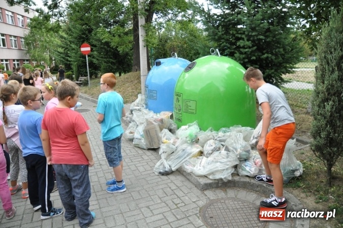 Zdjęcie w galerii na portalu naszraciborz.pl: Wyprawa - poprawa - uczniowie osiemnastki sprzątali świat wiadomości z regionu