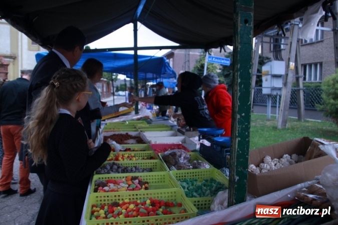 Zdjęcie w galerii na portalu naszraciborz.pl: Rewia, Miraż, zabawa, rozgrywki sportowe i podwójna tęcza, czyli atrakcje II Wielkiego Pikniku Rodzinnego w Wojnowicach wiadomości z regionu