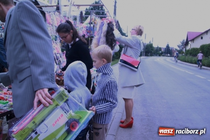 Zdjęcie w galerii na portalu naszraciborz.pl: Rewia, Miraż, zabawa, rozgrywki sportowe i podwójna tęcza, czyli atrakcje II Wielkiego Pikniku Rodzinnego w Wojnowicach wiadomości z regionu