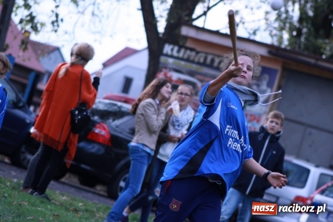 Zdjęcie w galerii na portalu naszraciborz.pl: Rewia, Miraż, zabawa, rozgrywki sportowe i podwójna tęcza, czyli atrakcje II Wielkiego Pikniku Rodzinnego w Wojnowicach wiadomości z regionu