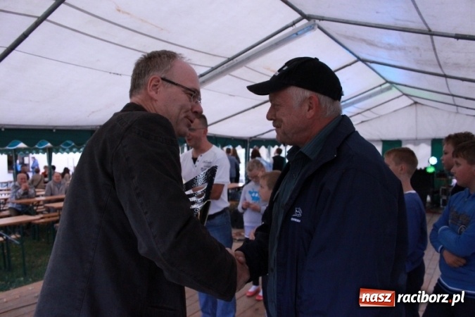 Zdjęcie w galerii na portalu naszraciborz.pl: Rewia, Miraż, zabawa, rozgrywki sportowe i podwójna tęcza, czyli atrakcje II Wielkiego Pikniku Rodzinnego w Wojnowicach wiadomości z regionu