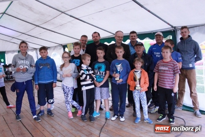 Zdjęcie w galerii na portalu naszraciborz.pl: Rewia, Miraż, zabawa, rozgrywki sportowe i podwójna tęcza, czyli atrakcje II Wielkiego Pikniku Rodzinnego w Wojnowicach wiadomości z regionu