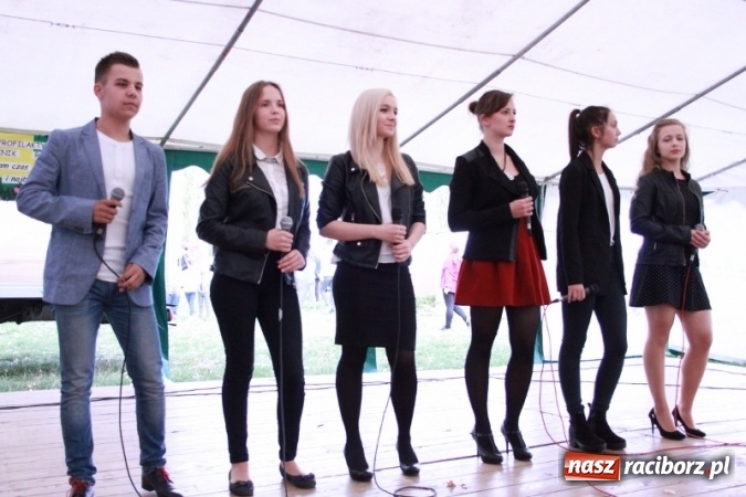 Zdjęcie w galerii na portalu naszraciborz.pl: Rewia, Miraż, zabawa, rozgrywki sportowe i podwójna tęcza, czyli atrakcje II Wielkiego Pikniku Rodzinnego w Wojnowicach wiadomości z regionu