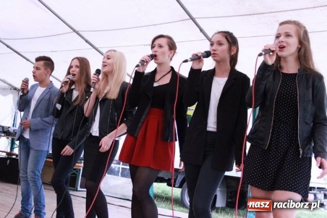 Zdjęcie w galerii na portalu naszraciborz.pl: Rewia, Miraż, zabawa, rozgrywki sportowe i podwójna tęcza, czyli atrakcje II Wielkiego Pikniku Rodzinnego w Wojnowicach wiadomości z regionu