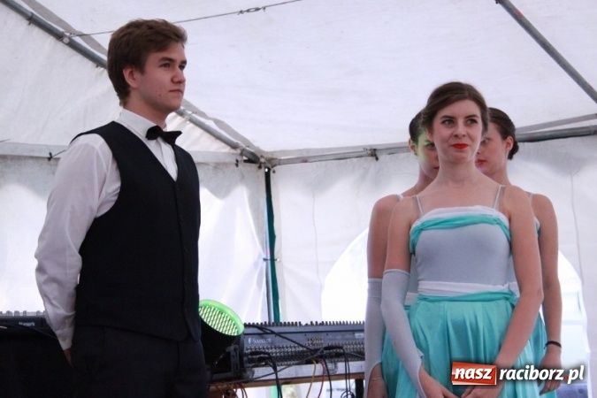 Zdjęcie w galerii na portalu naszraciborz.pl: Rewia, Miraż, zabawa, rozgrywki sportowe i podwójna tęcza, czyli atrakcje II Wielkiego Pikniku Rodzinnego w Wojnowicach wiadomości z regionu