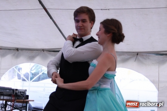 Zdjęcie w galerii na portalu naszraciborz.pl: Rewia, Miraż, zabawa, rozgrywki sportowe i podwójna tęcza, czyli atrakcje II Wielkiego Pikniku Rodzinnego w Wojnowicach wiadomości z regionu