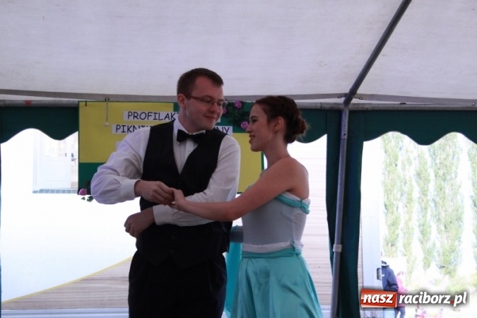 Zdjęcie w galerii na portalu naszraciborz.pl: Rewia, Miraż, zabawa, rozgrywki sportowe i podwójna tęcza, czyli atrakcje II Wielkiego Pikniku Rodzinnego w Wojnowicach wiadomości z regionu