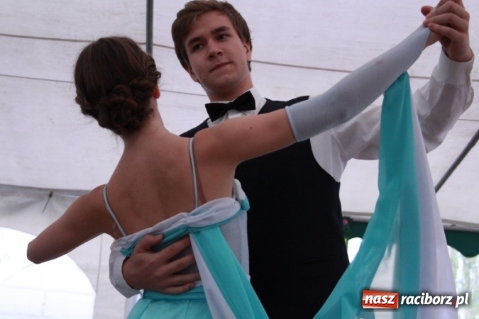 Zdjęcie w galerii na portalu naszraciborz.pl: Rewia, Miraż, zabawa, rozgrywki sportowe i podwójna tęcza, czyli atrakcje II Wielkiego Pikniku Rodzinnego w Wojnowicach wiadomości z regionu