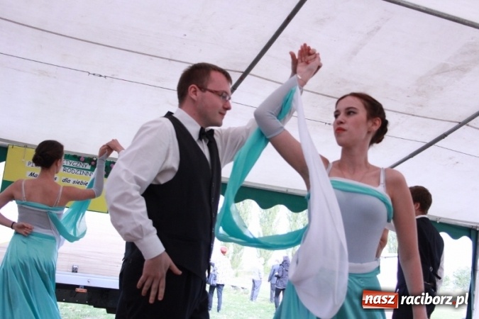 Zdjęcie w galerii na portalu naszraciborz.pl: Rewia, Miraż, zabawa, rozgrywki sportowe i podwójna tęcza, czyli atrakcje II Wielkiego Pikniku Rodzinnego w Wojnowicach wiadomości z regionu