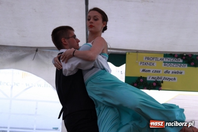 Zdjęcie w galerii na portalu naszraciborz.pl: Rewia, Miraż, zabawa, rozgrywki sportowe i podwójna tęcza, czyli atrakcje II Wielkiego Pikniku Rodzinnego w Wojnowicach wiadomości z regionu