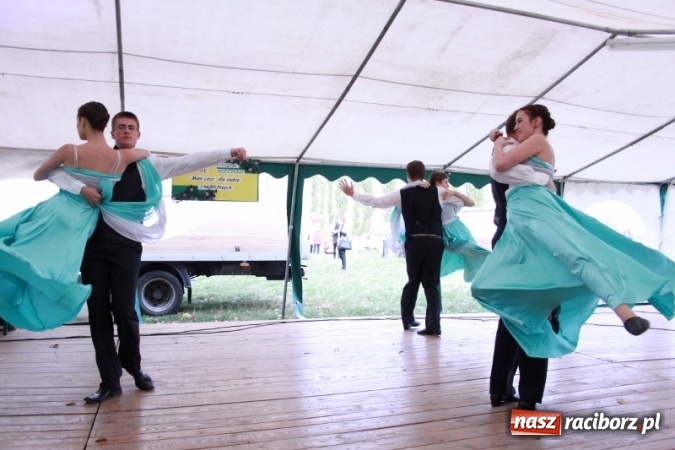 Zdjęcie w galerii na portalu naszraciborz.pl: Rewia, Miraż, zabawa, rozgrywki sportowe i podwójna tęcza, czyli atrakcje II Wielkiego Pikniku Rodzinnego w Wojnowicach wiadomości z regionu