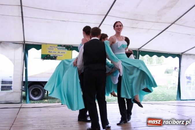 Zdjęcie w galerii na portalu naszraciborz.pl: Rewia, Miraż, zabawa, rozgrywki sportowe i podwójna tęcza, czyli atrakcje II Wielkiego Pikniku Rodzinnego w Wojnowicach wiadomości z regionu