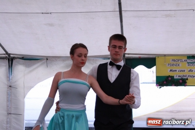 Zdjęcie w galerii na portalu naszraciborz.pl: Rewia, Miraż, zabawa, rozgrywki sportowe i podwójna tęcza, czyli atrakcje II Wielkiego Pikniku Rodzinnego w Wojnowicach wiadomości z regionu